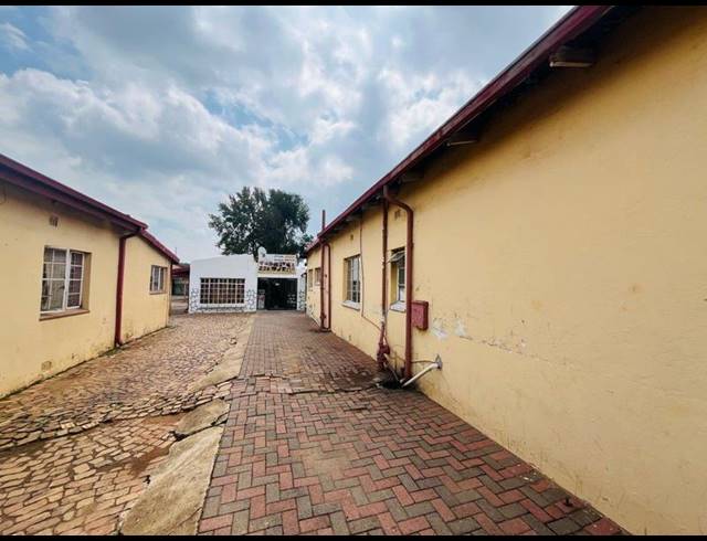 8 BEDROOM HOUSE FOR SALE IN KEMPTON PARK EXT 01